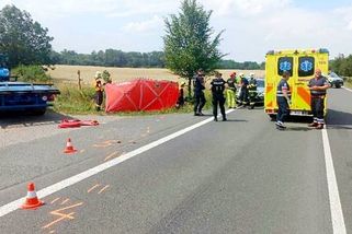 Osudné předjíždění: motocyklista zahynul po srážce s odbočujícím traktorem